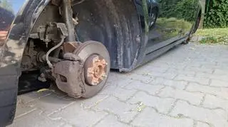 Auto bez kół na Gocławiu 