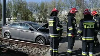 Samochód na torach przy ul