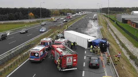 Jeden tir na boku, drugi rozerwany. Uprzątnęli towar z jezdni. Trasa S8 udrożniona