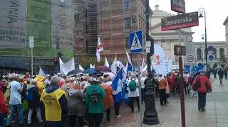 Manifestujący przy Trakcie Królewskim