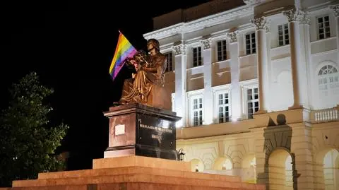 Tęczowe flagi na warszawskich pomnikach