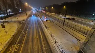 Jezdnia pod śniegiem w alei Niepodległości