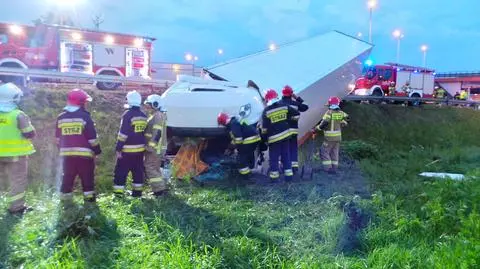 Tir w rowie, kierowca w szpitalu. Wieczorne utrudnienia na S8