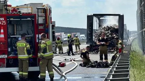Pożar naczepy tira na autostradzie, w środku kosmetyki