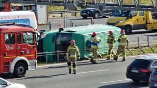 Auto na boku przy węźle Opacz