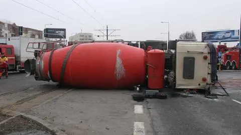 40-tonowa betoniarka wywróciła się na torowisko