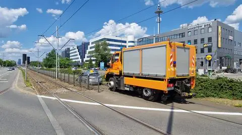 Samochód przewozu osób blokował tory tramwajowe na Mokotowie