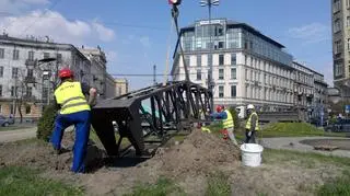 Na Placu Zbawiciela zaczęła się odbudowa tęczy