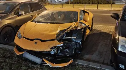 Kolizja lamborghini na Woli. Samochód porzucony na parkingu, kierowcy szuka policja
