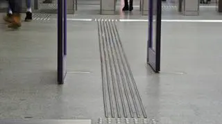 Urzędnicy zmienili zdanie o listwach w metrze