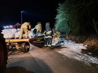 Działania strażaków na terenach zagrożonych powodzią