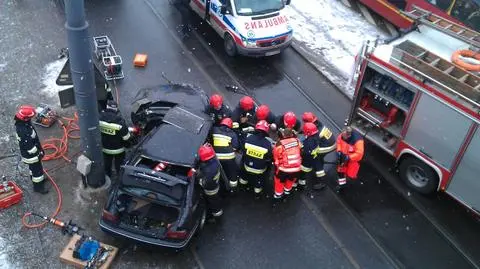 BMW na słupie. Strażacy wycinali kierowcę 