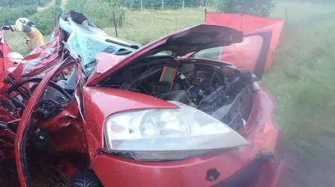 Jechali we trzech, zderzyli się z ciężarówką. Dwóch zginęło, mieli po 19 lat