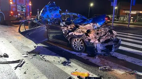 Zmiażdżony przód auta i urwany dach po zderzeniu z tirem