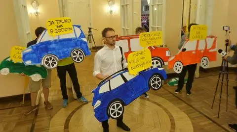 Zostawili radnym 30 cm. "Jakoś się przecisnęli"