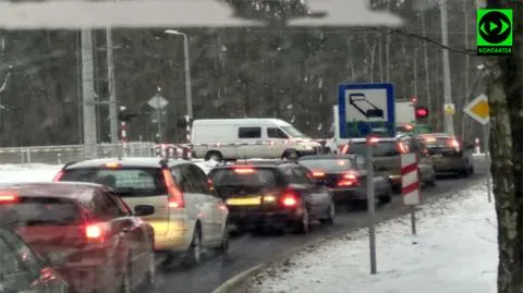 Utknął między rogatkami. Nie zdążył przed pociągiem