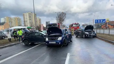 Radzymińska: trzy rozbite auta blokowały przejazd. Jedna osoba ranna