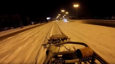 Przyczepił pług do roweru i zaczął odśnieżać ścieżki