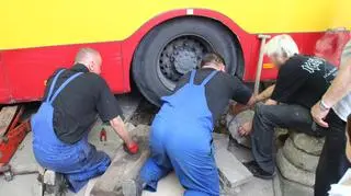 Pod autobusem zapadła się studzienka