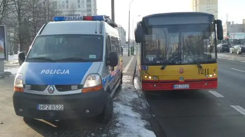 Chciał zdążyć na autobus. Wbiegł prosto pod koła