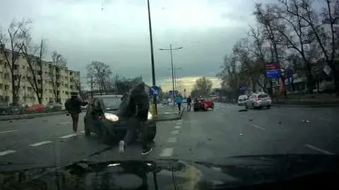 Jeden pędzi środkowym pasem, drugi wjeżdża na skrzyżowanie. Moment zderzenia na nagraniu