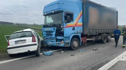 Auto wyjechało przed ciężarówkę. Kobieta i dwuletnie dziecko w szpitalu