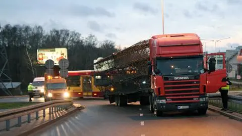 Zepsuty tir zablokował Głębocką. Utrudnienia