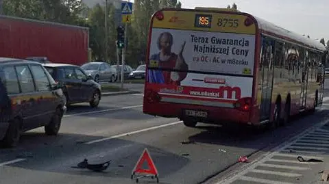 Motocykl, renault i autobus zderzyły się w al. Sikorskiego