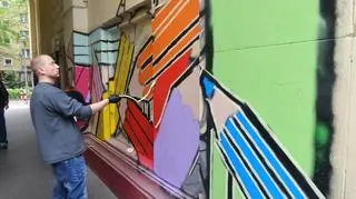 Odmalowali zniszczony mural Korczaka na Muranowie