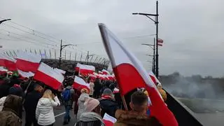 Uczestnicy marszu narodowców na moście Poniatowskiego 