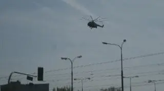 Helikopter policyjny w okolicy stadionu