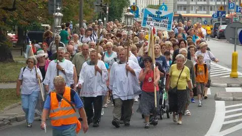 Pielgrzymi idą ulicami Warszawy