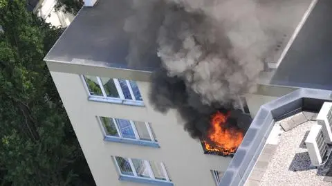 Pożar kawalerki w centrum. Jedna osoba poparzona, mieszkanie spłonęło