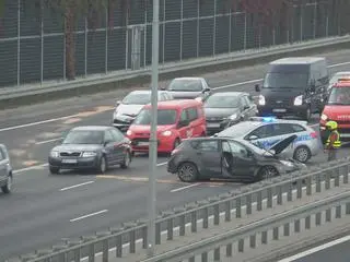 Auto uderzyło w bariery na trasie S2