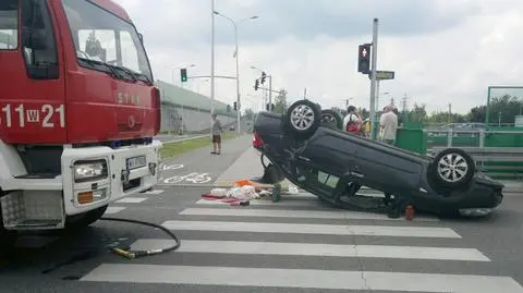 Dachowanie na Pułkowej.  Dwie osoby ranne