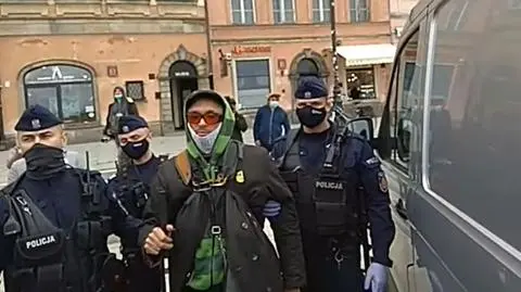 Zatrzymali niewidomego podczas protestu, wywieźli za Warszawę. "Zerwali mi plecak i saszetkę, wyrwali laskę"