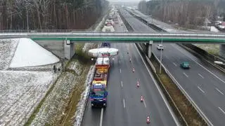 Transport elementów maszyny TBM przy węźle Janki