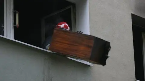 Pożar mieszkania na Mokotowie. Meble wyrzucili przez okno