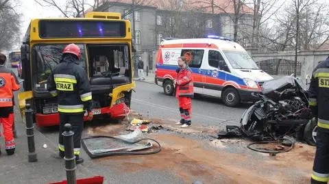 Zderzenie z autobusem na Myśliwieckiej. Trzy osoby ranne