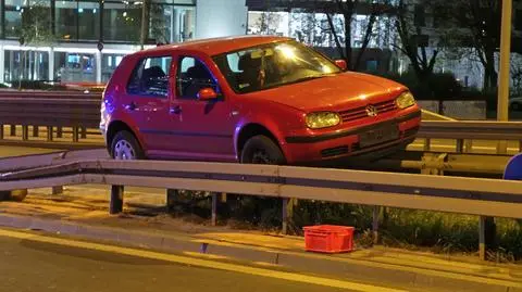 Auto zawisło na barierach po kolizji na Mokotowie