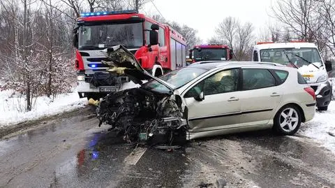 "Stracił panowanie nad pojazdem". Czołowe zderzenie pod Piasecznem