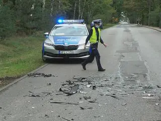 Zderzenie ciężarówki i samochodu osobowego w Rembertowie