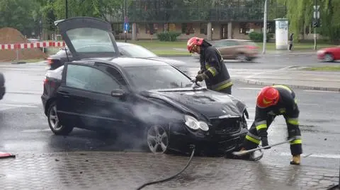 Pożar mercedesa po zderzeniu z peugeotem