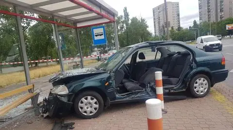 Zderzenie na Ursynowie. Auto wpadło w przystanek