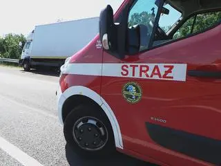 Ciężarówka wjechała w auto drogowców