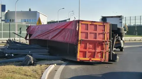 Przewoził stal. Przewróciła się naczepa na estakadzie