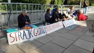 Strajk głodowy przed budynkiem Sejmu