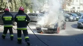 Pożar auta na placu Trzech Krzyży 