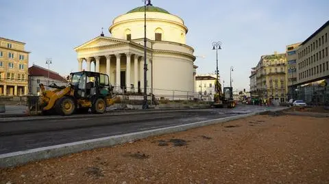Asfaltują plac Trzech Krzyży. Od piątku jezdnia będzie częściowo przejezdna