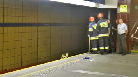 Wypadek w metrze. Mężczyzna trafił do szpitala